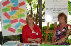 Das Team der Freiwilligeninitiative auf der Seniorenmesse in Leichlingen: Cornelie Oeltzschner und Anna Müller vor den Informationstafeln